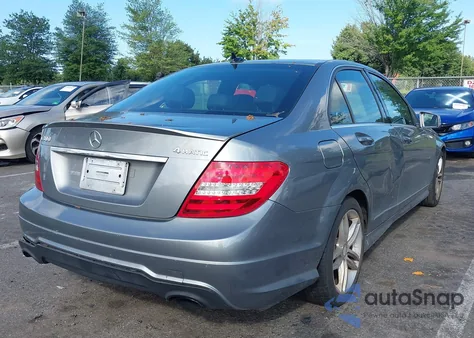 2014 Mercedes-Benz C 300 Sport 4Matic z USA, uszkodzony, nr VIN WDDGF8ABXEG231794